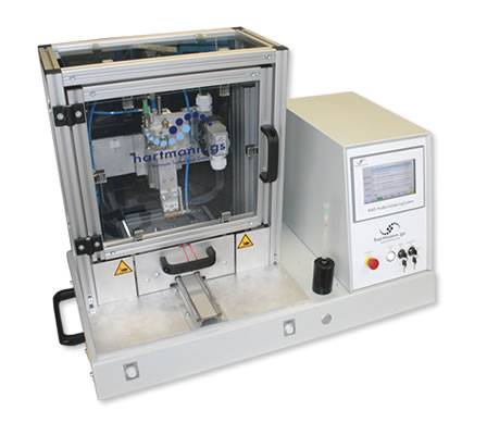 Ein für Schiebetischanlagen üblicher Anlagenaufbau.  Die Bestückung der Bauteilaufnahme erfolgt bei herausgezogener Schublade durch die Bedienperson und der Prozessstart erfolgt in der Regel automatisch durch das Einschieben des Schiebetisches in die Anlage.